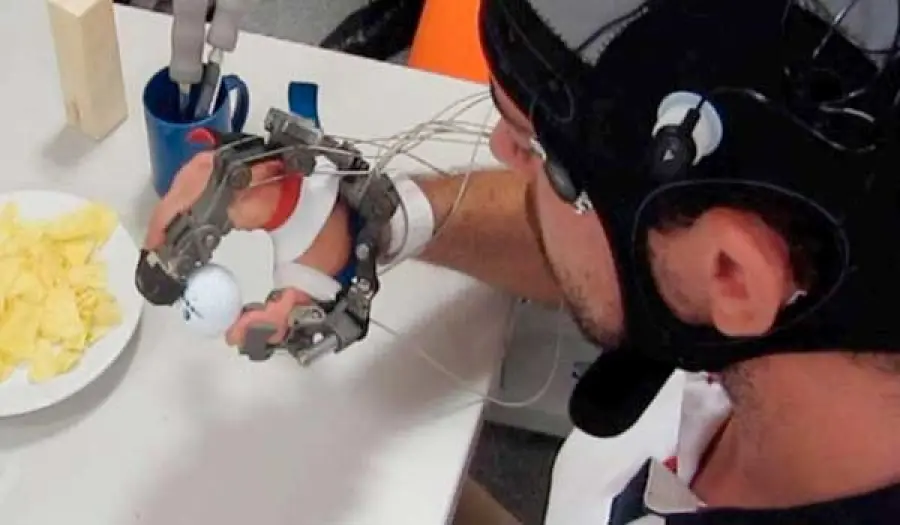 Il guanto hi-tech per ritrovare l'uso della mano