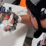 Il guanto hi-tech per ritrovare l'uso della mano