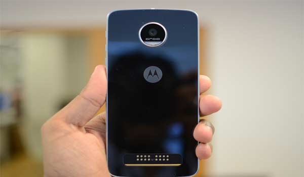 Lenovo, arriva l'autonomia incredibile del Moto Z Play