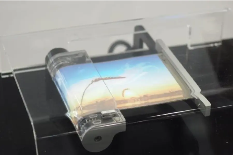 Samsung presenta lo smartphone arrotolabile