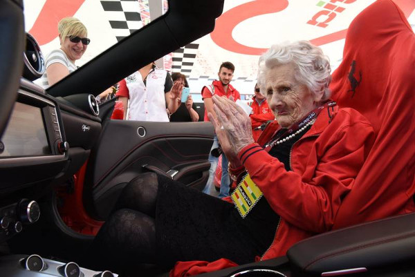 A spasso in Ferrari a 104 anni
