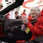 A spasso in Ferrari a 104 anni