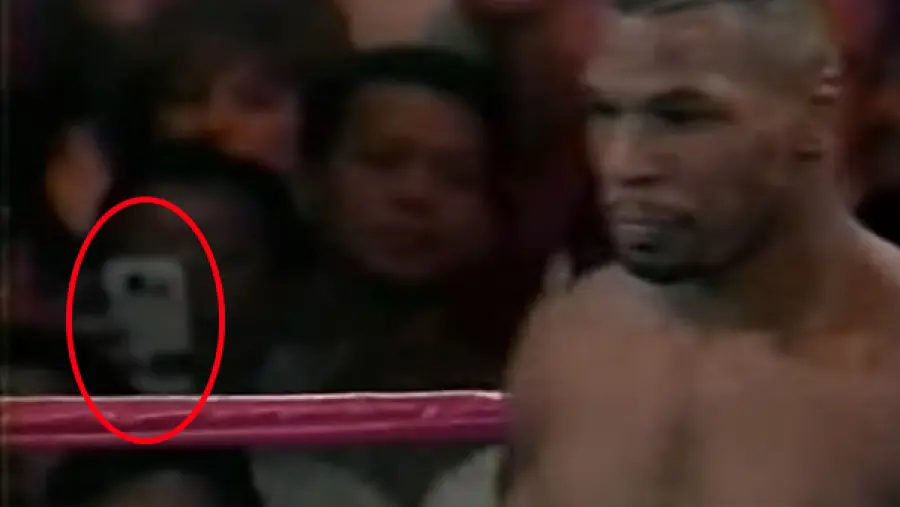 Filmato del match di Tyson del 1995, uno smartphone tra la folla?