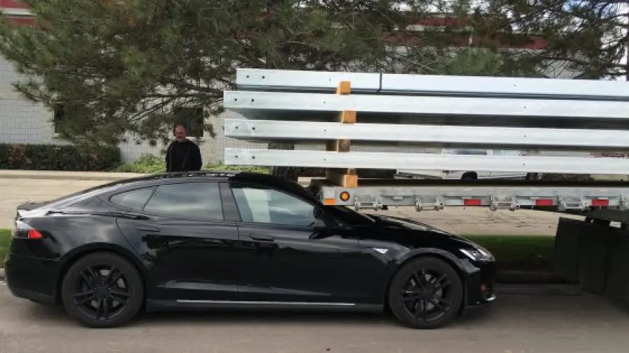 Tesla Model S va a sbattere, errore umano o di software?