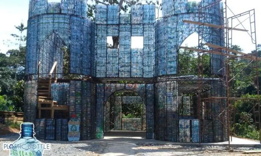 Panama, eco-villaggio costruito con le bottiglie di plastica
