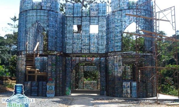 Panama, eco-villaggio costruito con le bottiglie di plastica