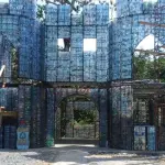 Panama, eco-villaggio costruito con le bottiglie di plastica