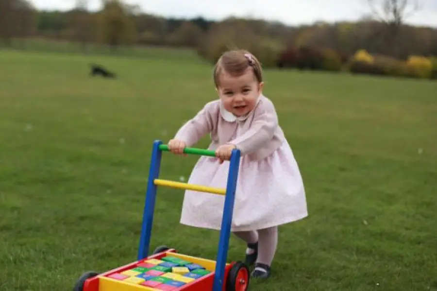 Royal Baby Charlotte compie 1 anno, mamma Kate posta le foto su Twitter