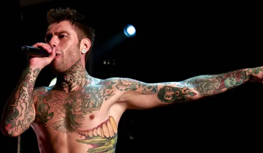 Fedez invita i fan della rete a non “dissanguarsi” per una sua felpa