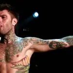 Fedez invita i fan della rete a non “dissanguarsi” per una sua felpa