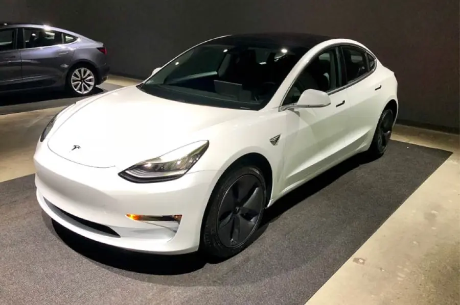 Tesla lancia i nuovi portachiavi Model 3, per i pochi fortunati