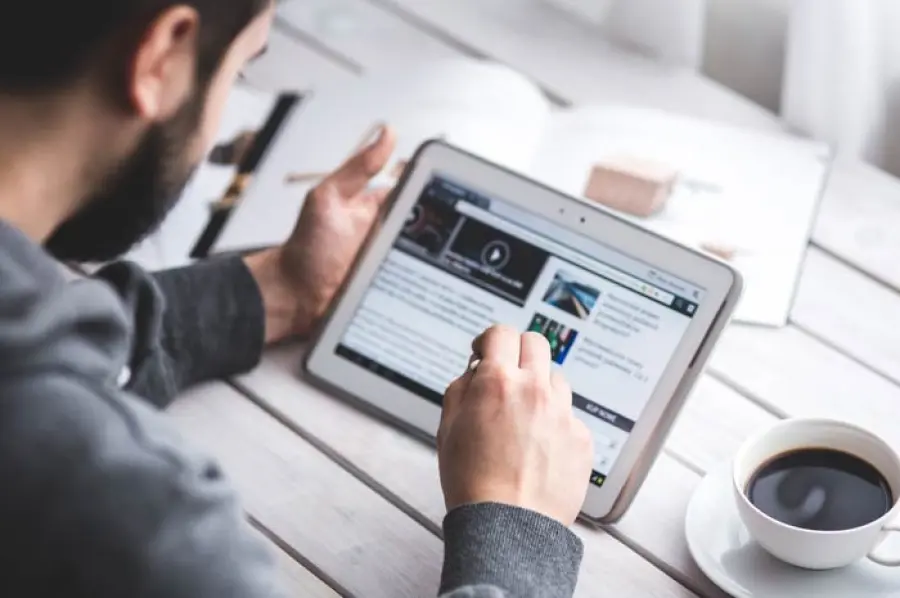 Boom di tablet e smartphone, il rischio è il collo da tablet