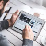 Boom di tablet e smartphone, il rischio è il collo da tablet